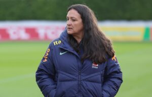 Marisa Santiago, psicóloga da Seleção Brasileira, acompanha treino da equipe com o agasalho da CBF durante a preparação para a Copa do Mundo.